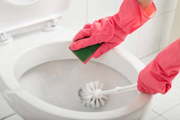 Comment nettoyer le fond noir des toilettes